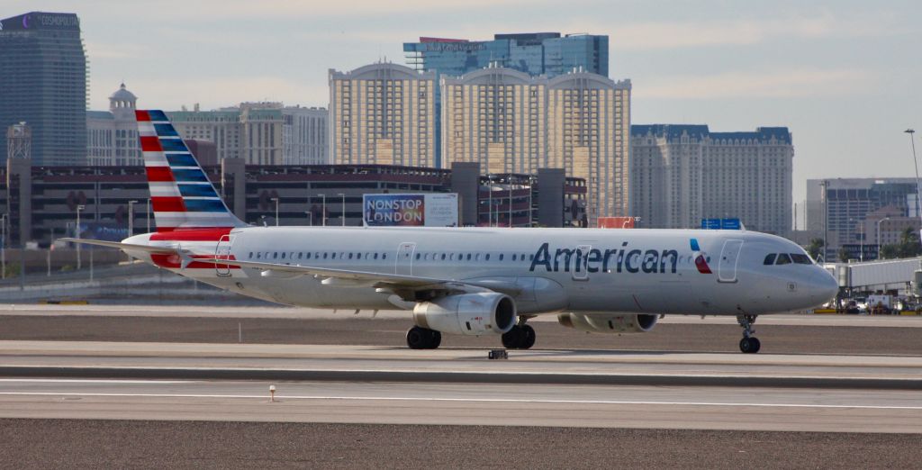 Airbus A321 (N562UW) - Please change the size to full screen to decrease the blurriness.