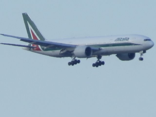 Boeing 777-200 (I-DISU)