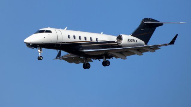 Bombardier Challenger 300 (N525FX) - On final is this 2006 Bombardier Challenger 300 in the Winter of 2019.