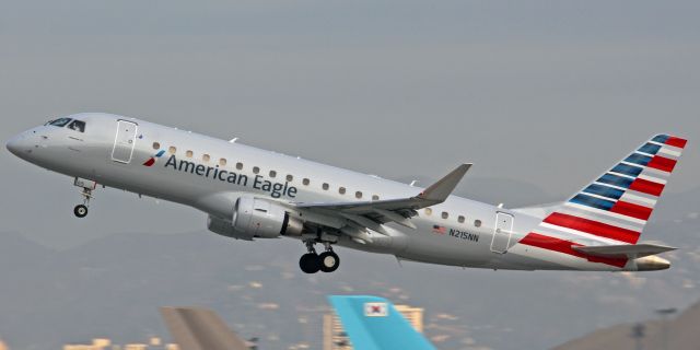 Embraer 170/175 (N215NN)