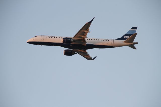 Embraer ERJ-190 (N216JB)