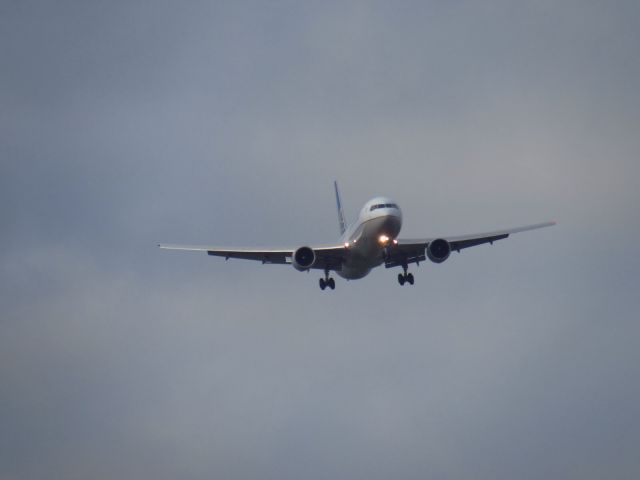 BOEING 767-300 (N651UA) - On Final Approach to London Heathrow