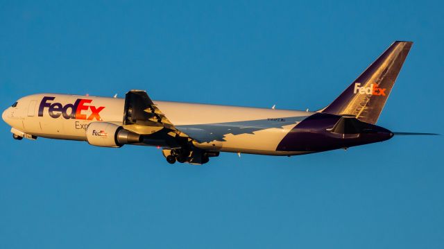 BOEING 767-300 (N164FE) - FedEx 672 getting the very first light of the day on its way to Memphis