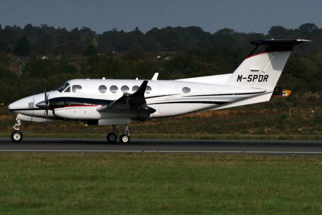 Beechcraft Super King Air 200 (M-SPOR) - Landing on rwy 26 on 17-Oct-17 visiting on a round trip from EGJJ.