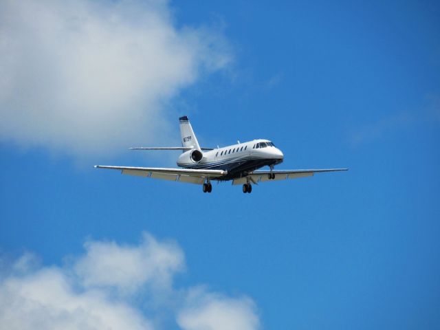 Bombardier Challenger 300 (N672PP) - About to land at KPIE