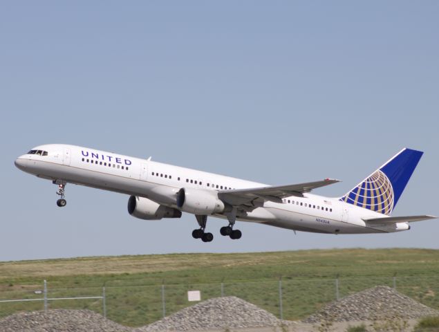 Boeing 757-200 (N543UA) - UAL 752 rotating out of Denver and heading to Hawaii.