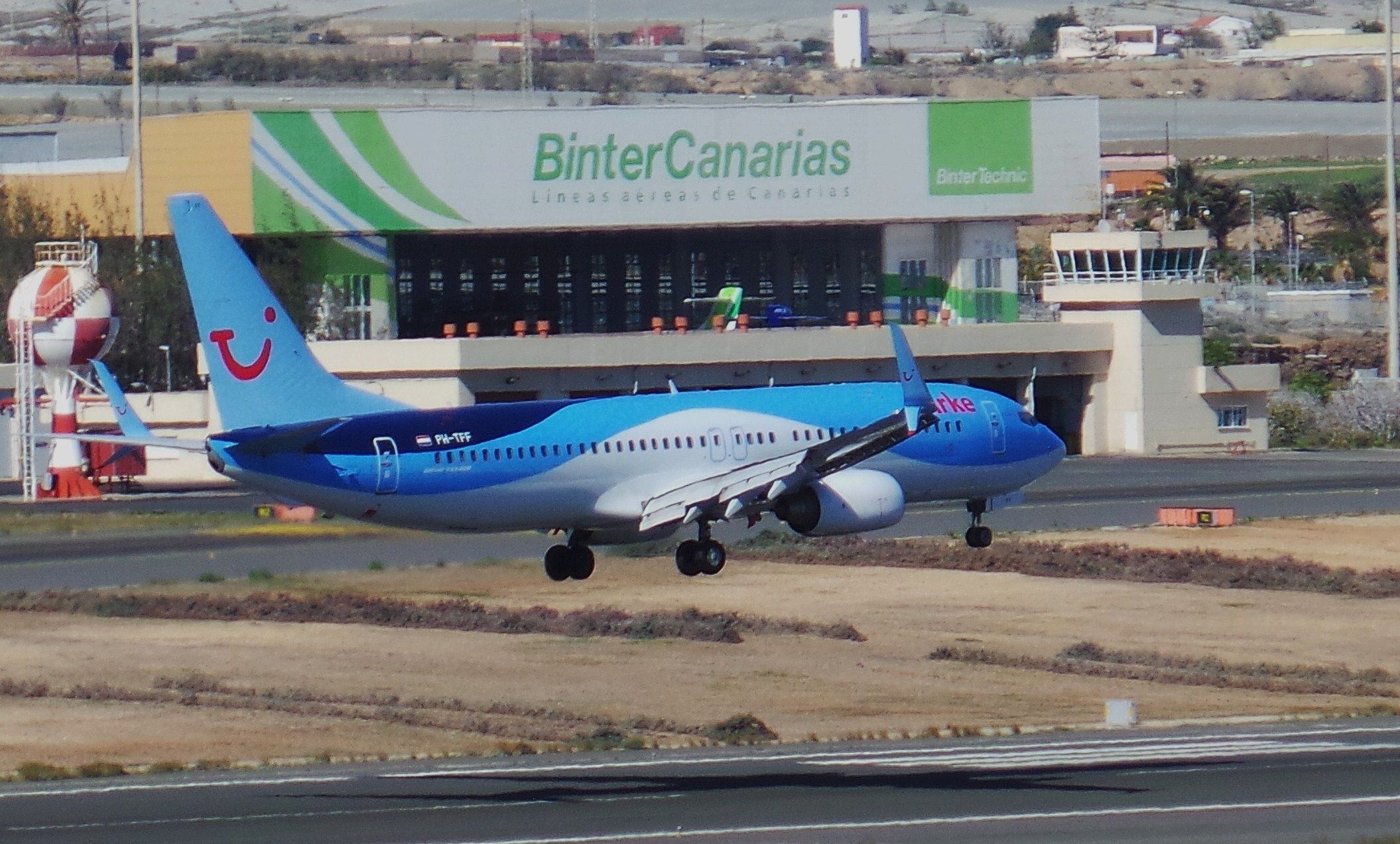 Boeing 737-700 (PH-TFF) - PH-TFF ArkeFly Boeing 737-86N LPA/GCLP