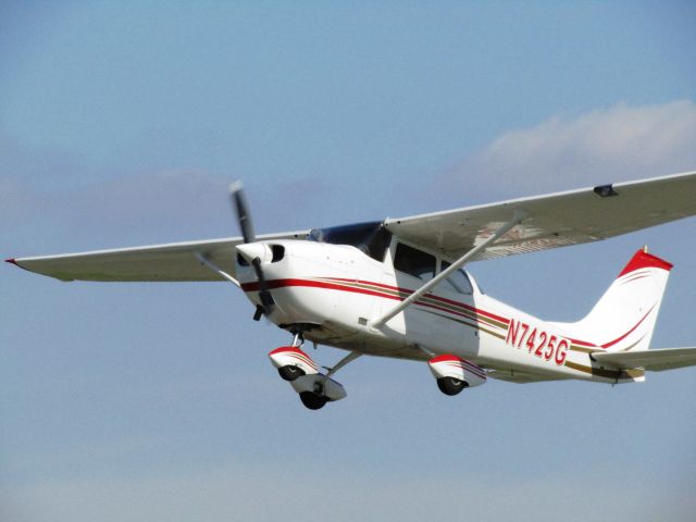 Cessna Skyhawk (N7425G) - Taking off RWY 24