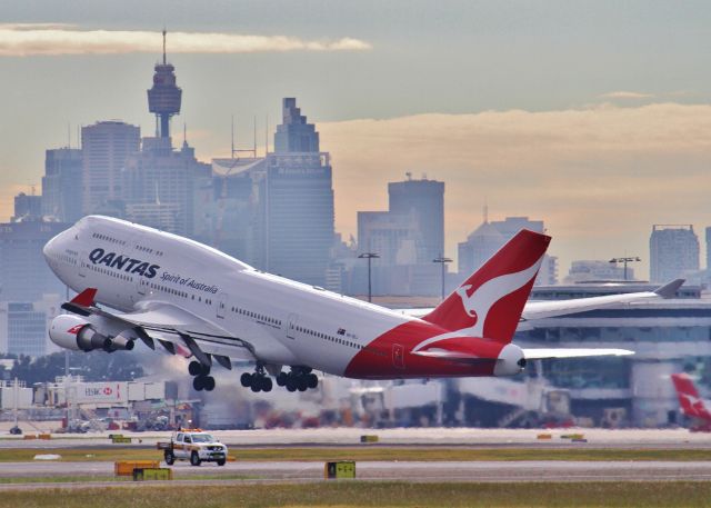 Boeing 747-200 (VH-OEJ) - SYDNEY SKYLINEbr /REPAINTbr /SAFETY CAR