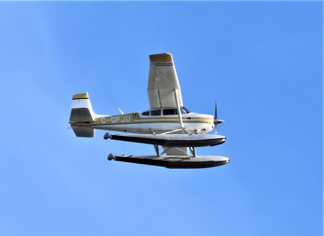 C-GFJU — - C-GFJU Cessna Skywagon 180-C survolant le fleuve St-Laurent à Lavaltrie QC. Le 30-10-2022 à 14:53