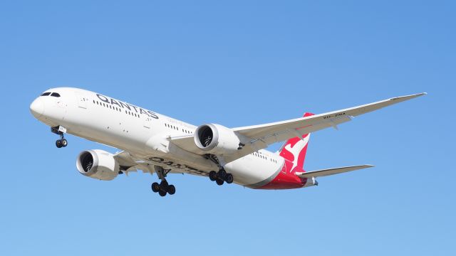 Boeing 787-9 Dreamliner (VH-ZNA) - Boeing 787-9. Qantas VH-ZNA short final runway 06 YPPH 120719.