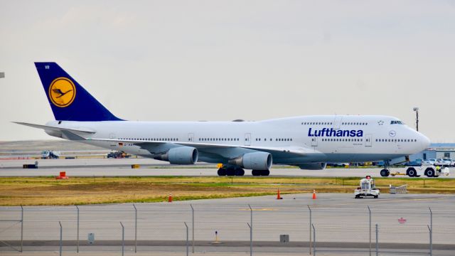 Boeing 747-400 (D-ABVR) - This one had to be towed to the gate, as it lost its steering!