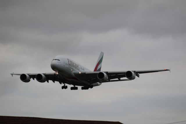 Airbus A380-800 (A6-EOJ) - An Emirates A380-800 on final approach into LHR, landing on runway 27L. br /br /Location: Myrtle Ave.br /Date: 04.10.22 (dd/mm/yy).