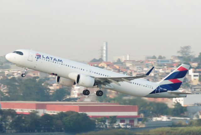 Airbus A321 (PS-LBM)