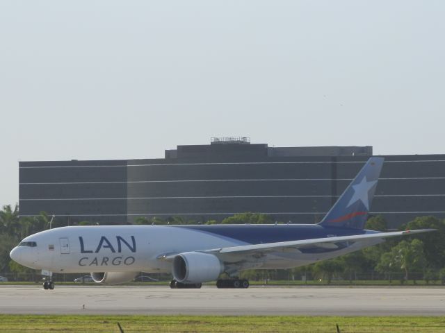 BOEING 777-200LR (N776LA)