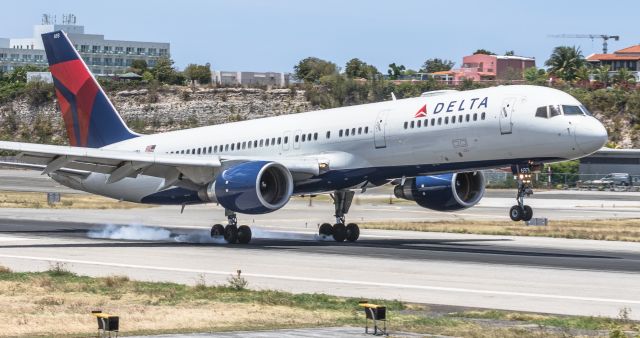 Boeing 757-200 (N693DL)