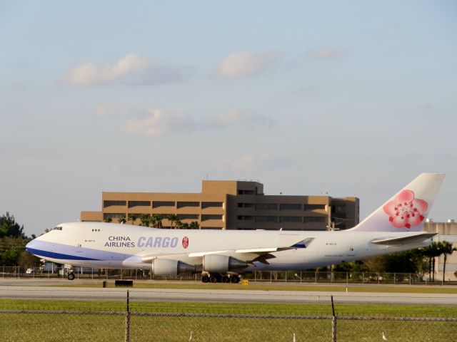 Boeing 747-400 (B-18715)