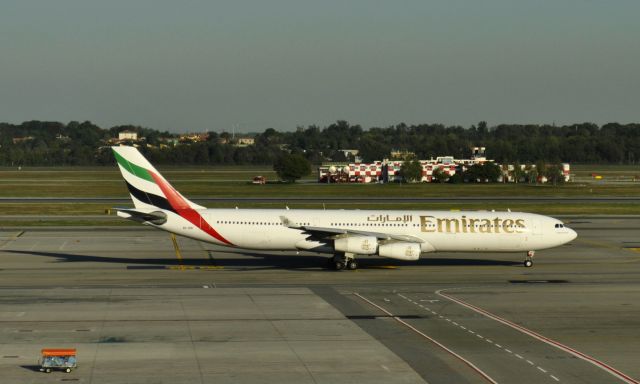 Airbus A340-300 (A6-ERN) - Emirates Airbus A340-313 A6-ERN leaving Milan Malpensa