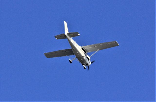 C-GGFY — - C_GGFY Cessna Skylane 182-S survolant la ville de Lavaltrie QC. le 06-11-2021 à 13:26
