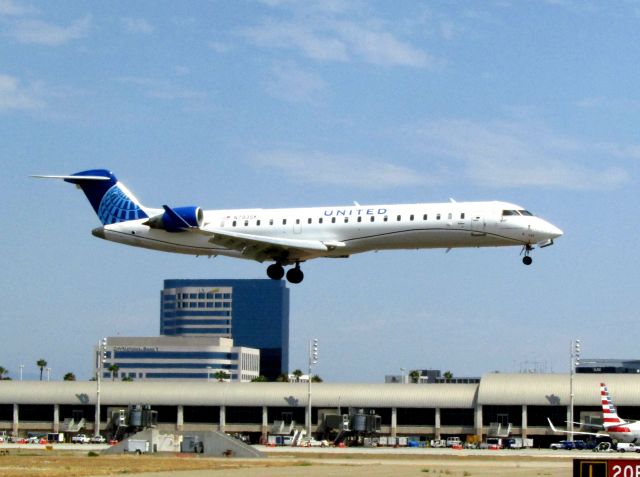 Canadair Regional Jet CRJ-700 (N793SK) - Landing RWY 20R