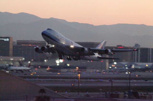 Boeing 747-400 (B-18721)