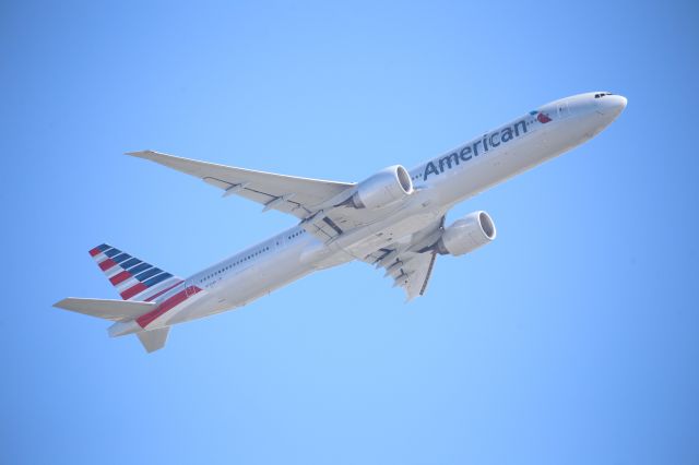 BOEING 777-300ER (N734AR)