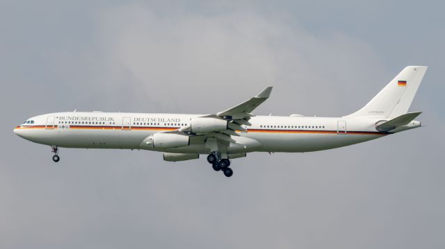 Airbus A340-300 (N1602)