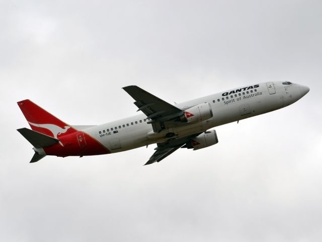 BOEING 737-400 (VH-TJE) - Getting airborne off runway 23. Tuesday 27th December 2011.