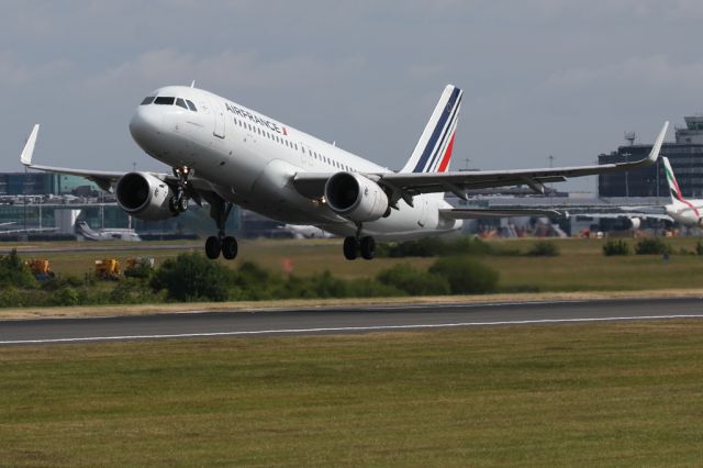 Airbus A320 (F-HEPF) - F-HEPF, a regular at Manchester, returns to Paris CDG as AFR1669