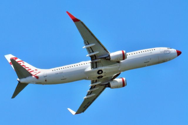 Boeing 737-700 (VH-VUF) - Departing from rwy18 @ YBSU 16/03/2012 op flight VOZ1508 to YMML. First visit in new colour scheme