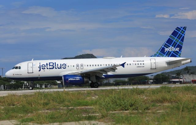 Airbus A320 (N529JB)