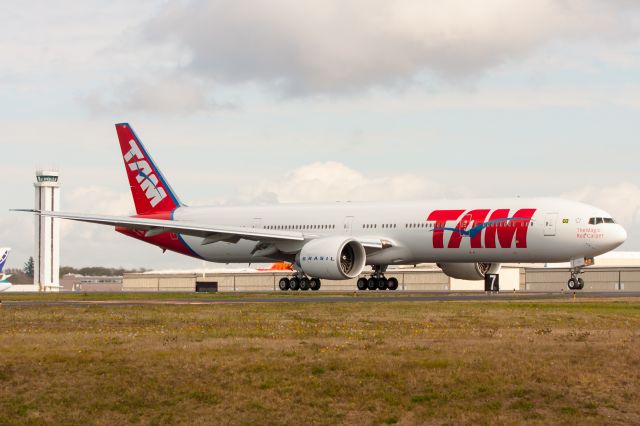 BOEING 777-300 (PT-MUG) - TAM 777-300ER returning form a test flight.