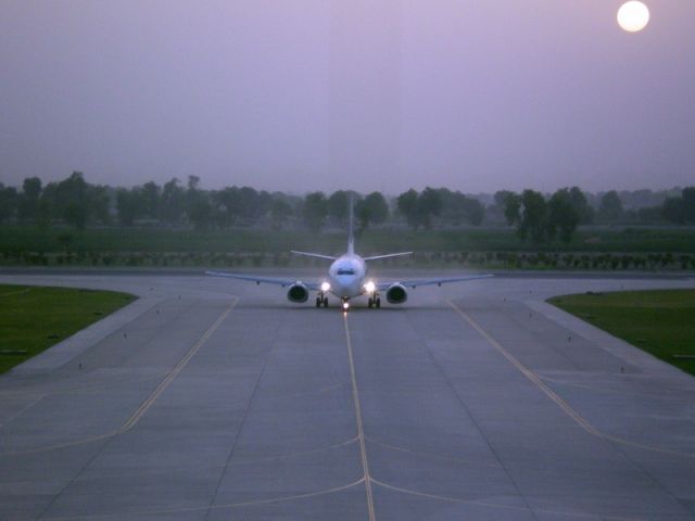 Boeing 737-200 (AP-BEH)