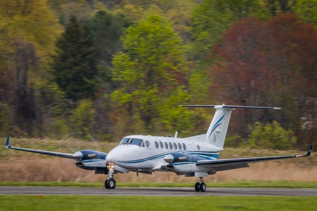 Beechcraft Super King Air 300 (N772HM) - Beechcraft Super King Air 300 N772HM taking off at KLOM (Wings Field).