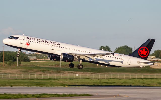 Airbus A321 (C-GIUE)