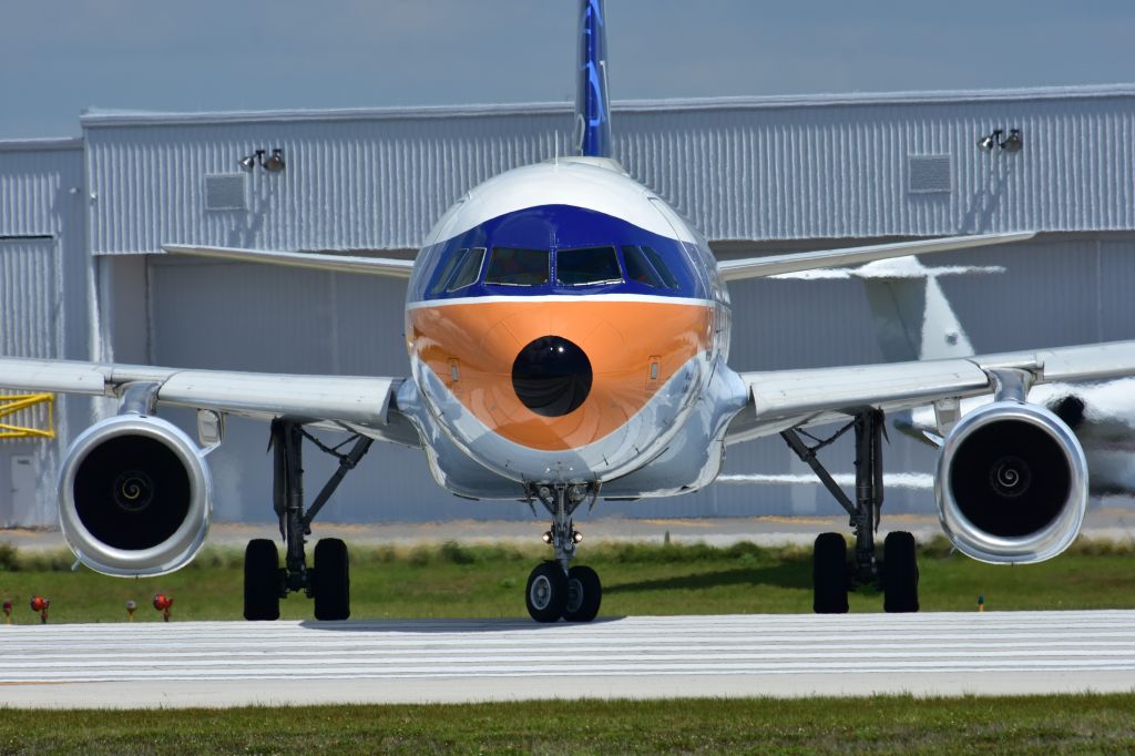 Airbus A320 (N763JB)