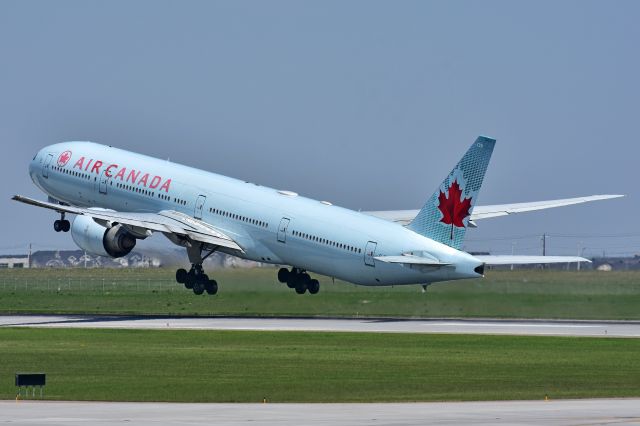 BOEING 777-300ER (C-FIVM) - Air Canada Boeing 777-333(ER) departing YYC on June 3.