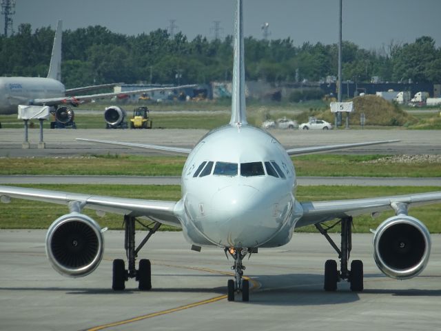 Airbus A320 (C-FDSN) - Taxiing to gate at CYUL