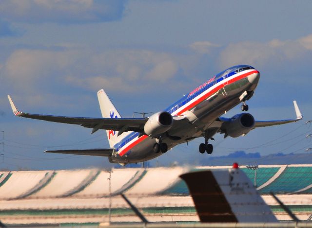 Boeing 737-700 (N846NN) - American Airlines flight rotates off 12R from KSJC.