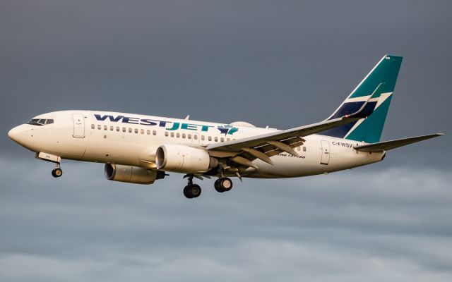 Boeing 737-700 (C-FWSV)