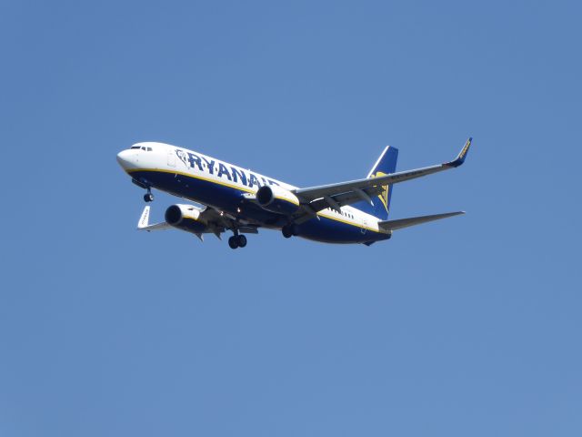 Boeing 737-800 (EI-EBS) - Ryanair B737-800(WL) EI-EBS shortly before landing at FAO. Photo made 21.09.2016 from the Faro lagoons.