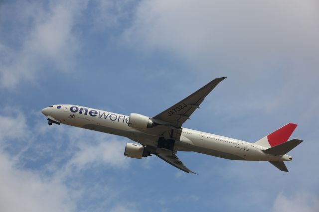BOEING 777-300 (JA732J)