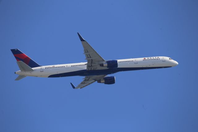 BOEING 757-300 (N584NW)