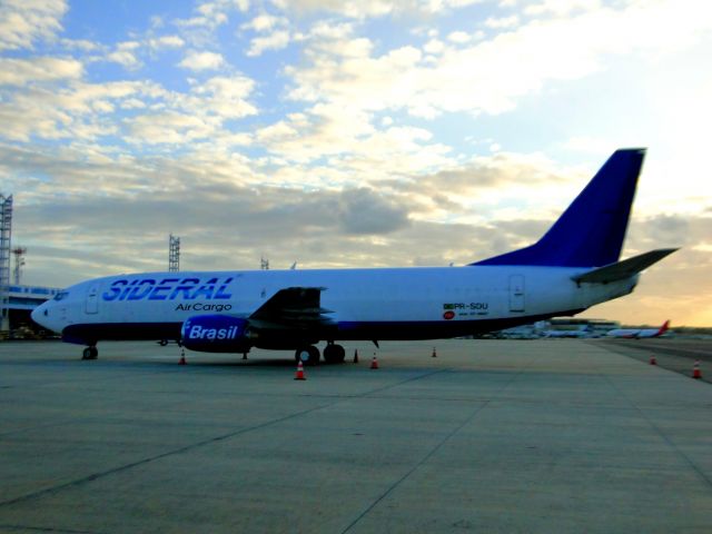 BOEING 737-400 (PR-SDU) - BOEING 737-400 OF SIDERAL CARGO BRAZIL IN SALVADOR INTERNATIONAL AIRPORT, BRAZIL.