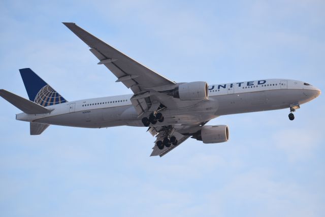Boeing 777-200 (N209UA)
