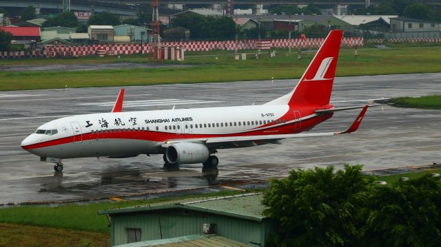 Boeing 737-700 (B-5703)