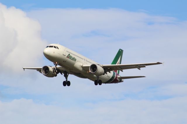 Airbus A320 (EI-DSL) - An ITA A320 (wearing Alitallia colours) on final approach into LHR, landing on runway 27L.br /br /Location: Myrtle Ave.br /Date: 04.09.22 (dd/mm/yy).