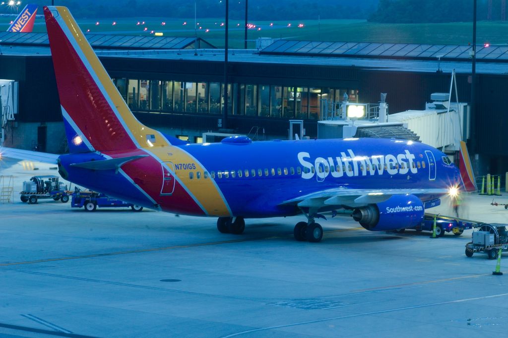 Boeing 737-700 (N701GS)