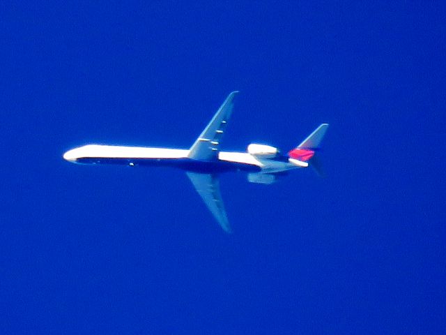 McDonnell Douglas MD-90 (N940DN)