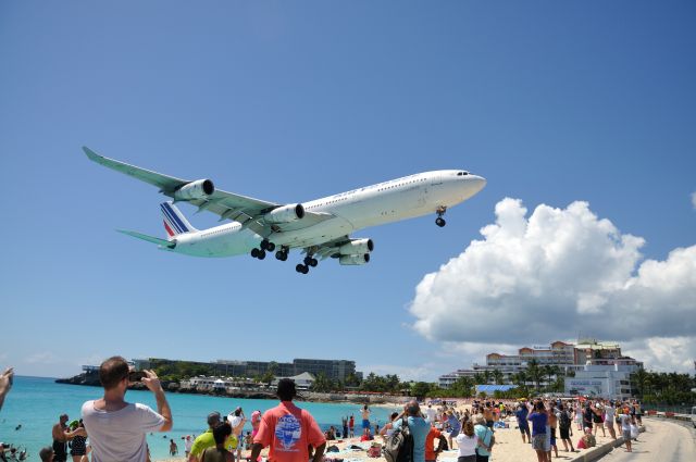 Airbus A340-300 (F-GLZU)